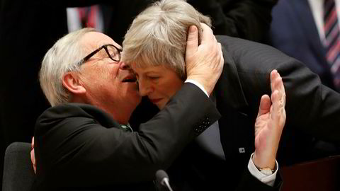 Europakommisjonens president Jean-Claude Juncker hvisker noen ord i øret på britenes statsminister Theresa May under onsdagens EU-toppmøte i Brussel.