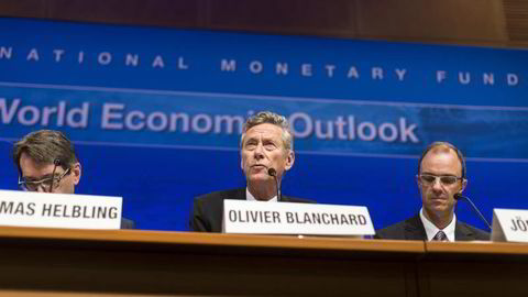 TALLFESTER ØKT VEKST: Sjefsøkonom Olivier Blanchard i Det internasjonale pengefondet (midten)  ser  høyere vekst etter oljeprisfallet Foto: Johannes Worsøe Berg