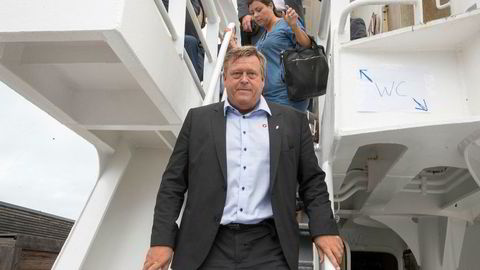 MDG og SV krever svar fra fiskeriminister Harald Tom Nesvik (Frp) etter avsløringer om at selskapet han jobbet i bedrev ulovlig dumping av lusemidler, ifølge NRK.
