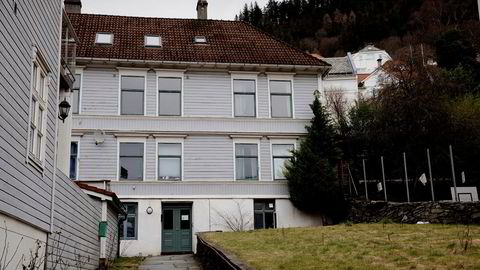 Det er dette huset med adresse Øvregaten 5 som Bergen kommune tilsynelatende hadde kjøpt for 40 millioner kroner. Nå ligger eiendommen til tvangssalg med en verditakst på 24 millioner.