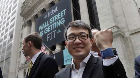 Fitbit-sjef James Park foran børsen New York Stock Exchange på Wall Street, USA i forbindelse med selskapets børsnotering i fjor sommer. Nå skal han bistå kreftforskere med informasjon. Foto: AP Photo/Richard Drew