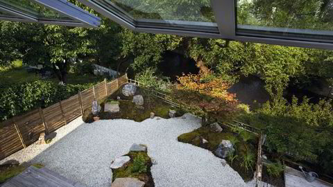 En japansk hage skal gjerne kunne betraktes fra ulike perspektiver, som her, fra soverommet. Steve Pepper og Sylvia Schwabs hage kalles også «tørt landskap» – grus skaper illusjonen av vann, et element «lånt» inn fra Akerselva, som flyter forbi