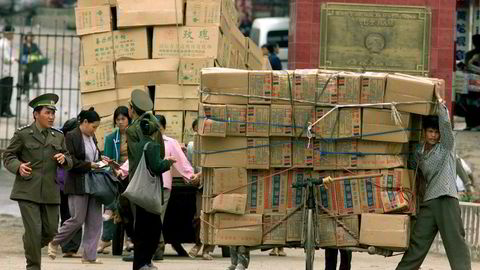 Vitenam er eneste land i Asia som trolig får større vekst enn ventet. På bildet sjekker en vietnamesisk grensepatrulje varer som kommer fra Kina ved grensen Tan Thanh 165 kilometer nord-øst for Hanoi. Foto: Richard Vogel/AP Photo/NTB scanpix