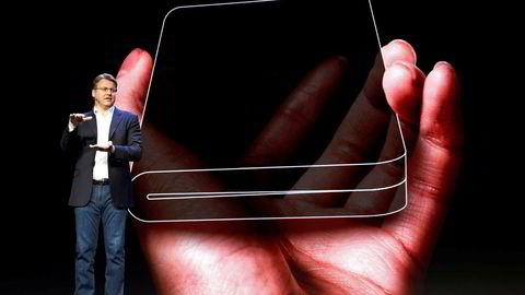 Markedsdirektør Justin Denison viser frem den bøyelige mobilskjermen under Samsung Developer Congress i San Francisco. Telefonen har skjerm både på utsiden og innsiden.