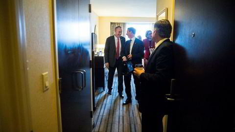 På Hilton-hotellet i Houston, der oljekonferansen Ceraweek finner sted, er hotellrom omgjort til møterom. USAs innenriksminister Ryan Zinke (til venstre) møtte olje- og energiminister Terje Søviknes og fikk tilbud om et samarbeid innen vindkraft.
