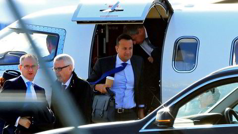 Irlands statsminister Leo Varadkar på vei ut av flyet på flyplassen i Liverpool torsdag for å møte den britiske statsministeren Boris Johnson. Foto: AP / NTB scanpix