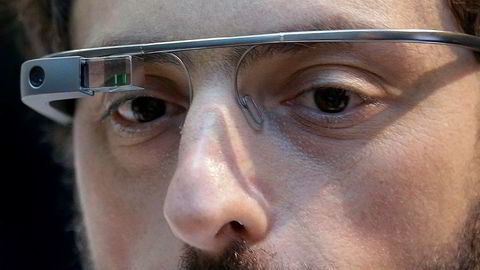 Arkivbilde. Google-gründer Sergey Brin har på seg AR-brillene Google Glass som aldri ble noen suksess. Nå har de gjenoppstått.