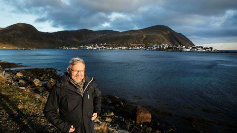 Direktør Steinar Eliassen i fiskeriselskapet Norfra reagerer kraftig på at regjeringen foreslår å lyse ut oljeblokker der hans selskap henter fisk. Her fra Nordvågen, hvor han driver fiskebruk.
