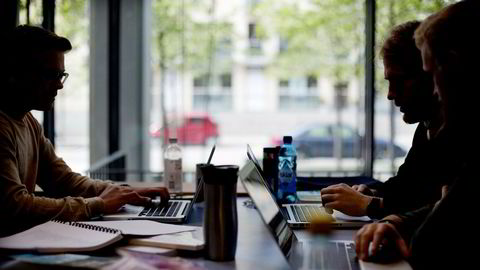 Mange studenter og skoleelever er på utkikk etter nytt utstyr i august. Men de mest populære pc-ene og sekkene koster mer før skolestart enn ellers i året.