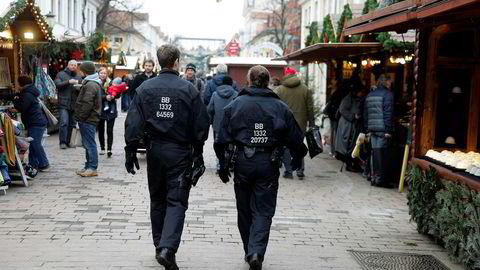 Tysk politi på patrulje på julemarkedet i Potsdam. Markedet ble fredag evakuert etter funn av en mistenkelig pakke som inneholdt eksplosiver og spiker. Pakken var sannsynligvis del av et utpressingsforsøk, og ikke rettet mot julemarkedet, mener tysk politi.
