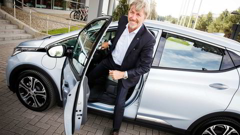 Bilbransjen ønsker nye bilavgifter etter at elbilene skal ta over hele markedet i 2025. Her er Bernt G. Jessen da han var Opel-sjef i den elektriske Ampera-e, før det var han sjef for Mitsubishi.