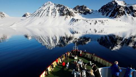 Det er økende cruisetrafikk i Barentshavet og turisme er et satsingsområde på Svalbard. Det er derfor betimelig å stille spørsmål om det er forsvarlig å tillate slik trafikk i områder hvor man ikke har mulighet til å redde folk i et stort antall. Her seiler cruiseskipet Polar Star langs Svalbards kyst.