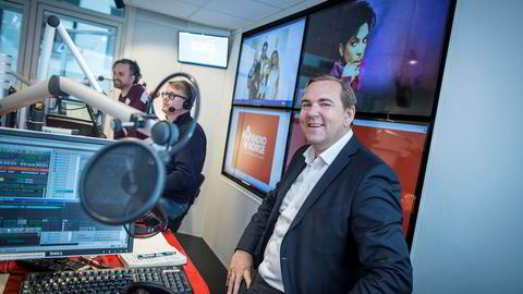 Administrerende direktør Lasse Kokvik i Radio Norge-eier Bauer Media. I bakgrunnen: Arne Martin Vistnes og Øyvind Loven.