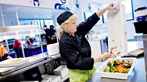 KOSTNADSEFFEKTIV. Kantine­medarbeider Lill-Torill Halvorsen i ISS forsøker å få kundene til å fylle tallerkenene mest mulig før de kommer til de dyre ingrediensene, slik at kostnadene holdes nede. Foto: Fartein Rudjord