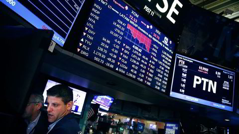 Den ledende amerikanske børsindeksen, Dow Jones industrial average, er i en såkalt korreksjon, etter at den har falt over ti prosent fra forrige topp. Foto: Spencer Platt, AFP/NTB Scanpix