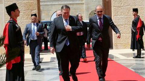 Jordanians utenriksminister Ayman Safadi tar imot USAs nye utenriksminister Mike Pompeo før et møte med King Abdullah II av Jordan i det kongelige palasset i Amman, 30. april.