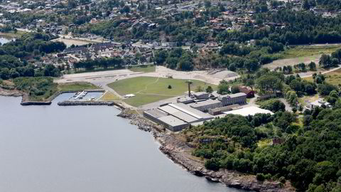 Dette er et av områdene Larvik fjernet boplikten denne uken. Her planlegges det 600 boliger på kunstige øyer. I Stavern, et stenkast unna (til venstre i bildet), vil det fortsatt være boplikt. Foto: Agnes utvikling AS