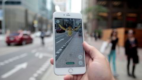 Ontario, 11. juli 2016: En «Pidgey» Pokémon dukker opp i trafikken i Ontario. Foto: NTB Scanpix/REUTERS/Chris Helgren
