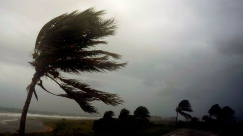 Slik så det ut langs Havanas berømte strandpromenade Malecón lørdag. Søndag rammer stormen Florida.