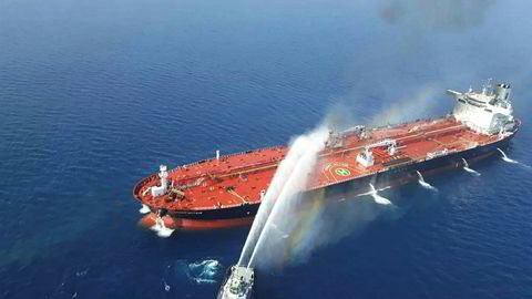 Frontline-skipet «Front Altair» under slukkingsarbeidet etter angrepet sist uke i Omanbukta.
