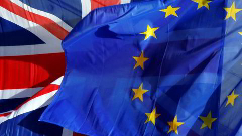 Det britiske industriforbundet (CBI) advarer om høye kostnader ved et eventuelt brexit. På bildet vaier det britiske flagget og EU-flagget i vinden i Amiens i Frankrike i mars. Foto: Philippe Wojazer/Reuters/NTB scanpix