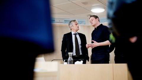 Henrik Huseby (til høyre) og advokat Per Harald Gjerstad i Oslo tingrett i januar 2018. Tingretten ga Huseby medhold, men Apple anket og vant i lagmannsretten. Nå håper Huseby at Høyesterett vil se på saken.