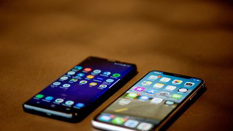 Nesten nye telefoner blir ofte byttet ut av teknologiglade nordmenn. Nå starter OneCall salg av brukte telefoner. Modeller som Galaxy S9 (til venstre) og Iphone X er populære.