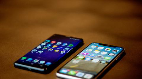 Nesten nye telefoner blir ofte byttet ut av teknologiglade nordmenn. Nå starter OneCall salg av brukte telefoner. Modeller som Galaxy S9 (til venstre) og Iphone X er populære.