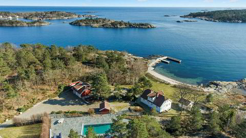 Rederarvingen Andreas Ove Ugland fikk 30 millioner kroner for Vragviga (bildet) utenfor Grimstad i 2015. Nå har Einar Aas solgt den videre for å dekke kreditorenes tap.
