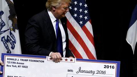 Daværende presidentkandidat Donald Trump i 2016 med en falsk sjekk fra Trump Foundation. Det viser seg nå at mye med stiftelsen var langt over kanten, og den legges nå ned.