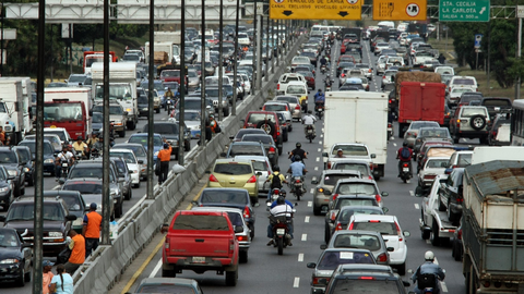 Det er vanlig med full trafikkork i Caracas i Venezuela. Nå er spørsmålet hva som vil skje når bensinsprisene mangedobles fra fredag. Foto: Thomas Coex/AFP photo/NTB scanpix