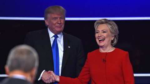 Ekspertene mener Hillary Clinton har størst grunn til å smile etter nattens direkte tv-sendte debatt. Her hilser Clinton på Donald Trump etter debatten. Foto: Paul J. Richards/Afp photo/NTB scanpix