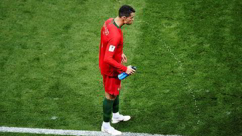Portugals Cristiano Ronaldo spytter ut sportsdrikken under kampen mot Iran under sommerens VM i fotball i Moskva. – Det spekuleres i om det finnes en form for karbohydratreseptorer i munnhulen. Bakgrunnen for at dette gjøres, er at det er flere studier som viser at man kan få en rask oppkvikkende stimuli på lik linje som ordinært inntak av karbohydratholdig drikke som svelges, sier ernæringsrådgiver Morten Mørland.
