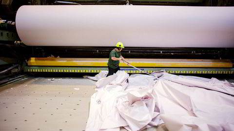 Ryddingen etter konkursen i Norske Skogindustrier asa er nå i full gang. Her er Dana Shekha Poor i ferd med å fjerne papir ved Norske Skog Saugbrugs i Halden.