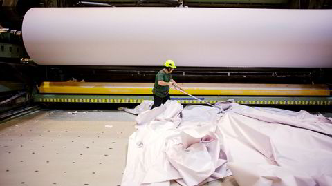 Ryddingen etter konkursen i Norske Skogindustrier asa er nå i full gang. Her er Dana Shekha Poor i ferd med å fjerne papir ved Norske Skog Saugbrugs i Halden.