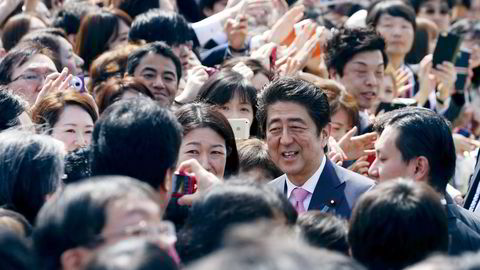 «Abenomics» har som mål å dra Japan ut fra tiår med deflasjon og skape prisvekst. Men statsminister Shinzo Abe sliter med å innfri. Foto: Toru Hanai/Reuters/NTB Scanpix