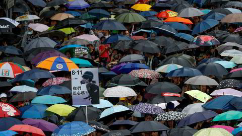 Demonstranter tok igjen til gatene tross regnet i Hongkong.