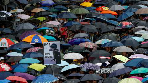 Demonstranter tok igjen til gatene tross regnet i Hongkong.
