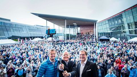 Den 12. mai blir Sigve Brekke ny Telenor-sjef. Han står sammen med avtroppende Telenor-sjef Jon Fredrik Baksaas (til venstre), og daværende styreleder Svein Aaser til høyre og tar en selfie fra scenen med Telenor-ansatte i bakgrunnen. Etter utnevnelsen har flere sjefer måtte går – deriblant Aaser.