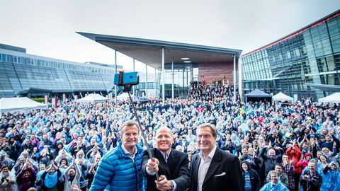 Den 12. mai blir Sigve Brekke ny Telenor-sjef. Han står sammen med avtroppende Telenor-sjef Jon Fredrik Baksaas (til venstre), og daværende styreleder Svein Aaser til høyre og tar en selfie fra scenen med Telenor-ansatte i bakgrunnen. Etter utnevnelsen har flere sjefer måtte går – deriblant Aaser.