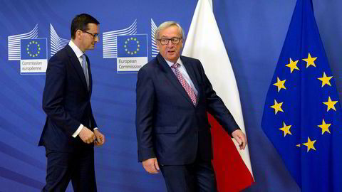 I Øst-Europa skaper prosessen mot Polen uro. Mange uroes av utviklingen i Polen, men frykter også presedensen som faktisk bruk av Artikkel 7 kan medføre, skriver Toje. Her Polens statsminister Mateusz Morawiecki, til venstre, og Jean-Claude Juncker, president i Europakommisjonen.