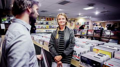Marte Thorsby i Ifpi inne i en vinylbutikken Big Dipper i Oslo. Salget av vinyl falt i fjor etter et flerårig comeback for det fysiske formatet.