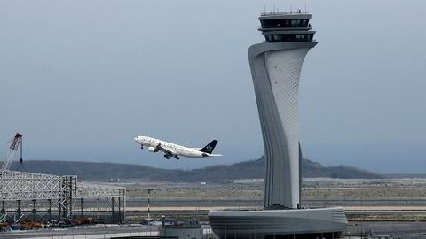 Et fly fra Turkish Airlines tar av fra den nye flyplassen i Istanbul.