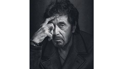BEÆRET. Æresprisene har regnet over Al Pacino i voksen alder: Han fikk Cecil B. DeMille-prisen i 2001, AFI Life Achievement Award i 2007 og National Medal of Arts i 2012. 
                  Med hovedroller i tre aktuelle filmer og teatercomeback i et nytt stykke fra David Mamet til høsten, er den høyt respekterte skuespilleren mer aktiv enn på lenge. Foto: Dan Winters