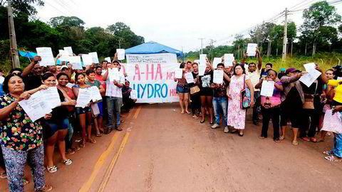 Utslippene fra Hydros anlegg i Brasil kan øke konflikten med lokalbefolkningen, tror forsker. Her fra demonstrasjoner i 2017. På plakaten står det: A-ha lyver, Hydro dreper. Hydro sponset konsert med Aha i Barcarena høsten 2015.