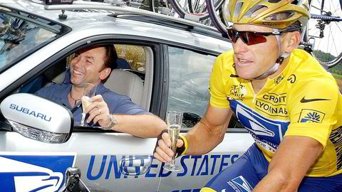 Lance Armstrongs doping ble blant annet bevist ved at overføringer på til sammen en million dollar til dopinglegen Michele Ferrari ble avslørt. Her har Armstrong selskap av sin sportsdirektør Johan Bruyneel mens han er på vei til sin sjette sammenlagtseier i Tour de France i 2004.
                  Foto: Peter Dejong/AP/NTB Scanpix