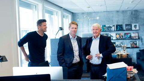 Stenshagen-familiens investeringsselskap tapte stort på Protector-aksjen fredag. Fersk forvalter Ole Petter Kjerkreit (i midten) med kollega Aasulv Tveitereid og styreleder Egil Stenshagen (til høyre). 
                  Foto:
