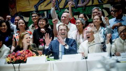 De filippinske forhandlerne bak har nettopp underskrevet avtale om våpenhvile etter 47 år med væpnet konflikt mellom kommunistgerilja og myndigheter. Spesialrepresentant Elisabeth Slåttum (fra venstre), utenriksminister Børge Brende, Luis Jalandoni og Jose Maria Sison fra det filippinske kommunistpartiet. Foto: Gorm K. Gaare