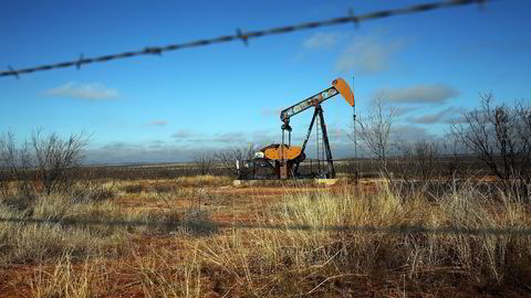 En oljepumpe i Big Springs i delstaten Texas i USA. En halvering av oljeprisen har ført til jobbkutt i flere deler av nasjonen, viser ferks rapport. Foto: Spencer Platt/Getty Images/AFP/NTB SCANPIX.