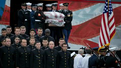 En militær æresvakt møtte båren til George H.W. Bush da den ankom byen College Station, der ekspresidenten ble begravet ved siden av kona Barbara og datteren Robin.